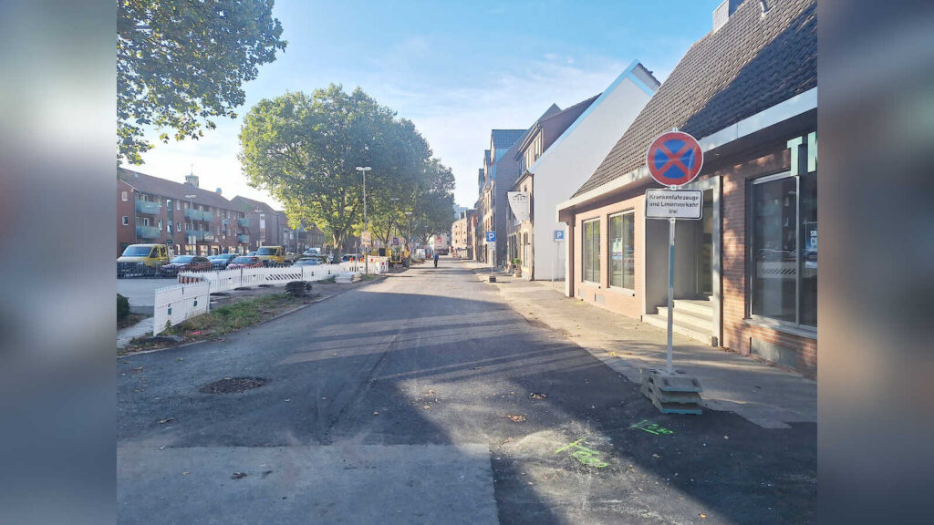 Bauarbeiten auf der Wallstraße in Ahaus mit Absperrgittern und Baggern