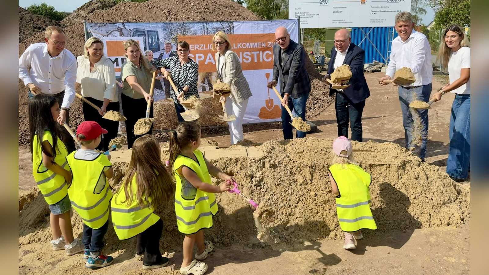 Vertreterinnen und Vertreter der Stadt Osnabrück und der MBN GmbH stechen gemeinsam mit Kindern der Kita Eversheide den Spaten in den Boden