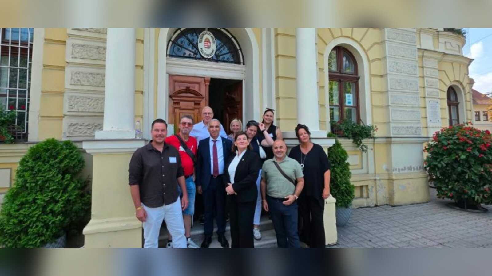 Gruppe aus Gronau vor dem Rathaus der ungarischen Partnerstadt Mezőberény