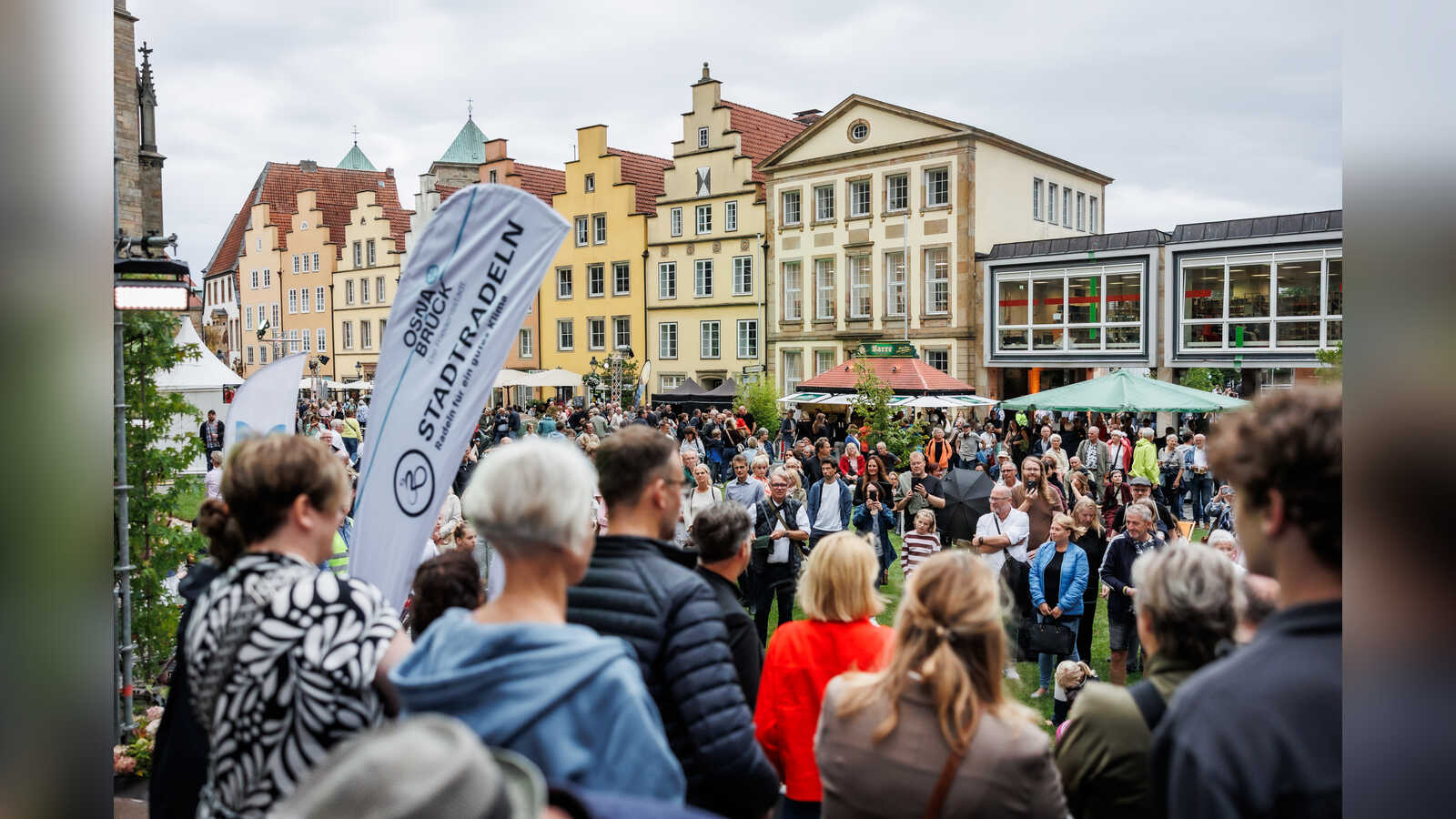 Publikum bei der STADTRADELN-Preisverleihung auf dem Osnabrücker Markt