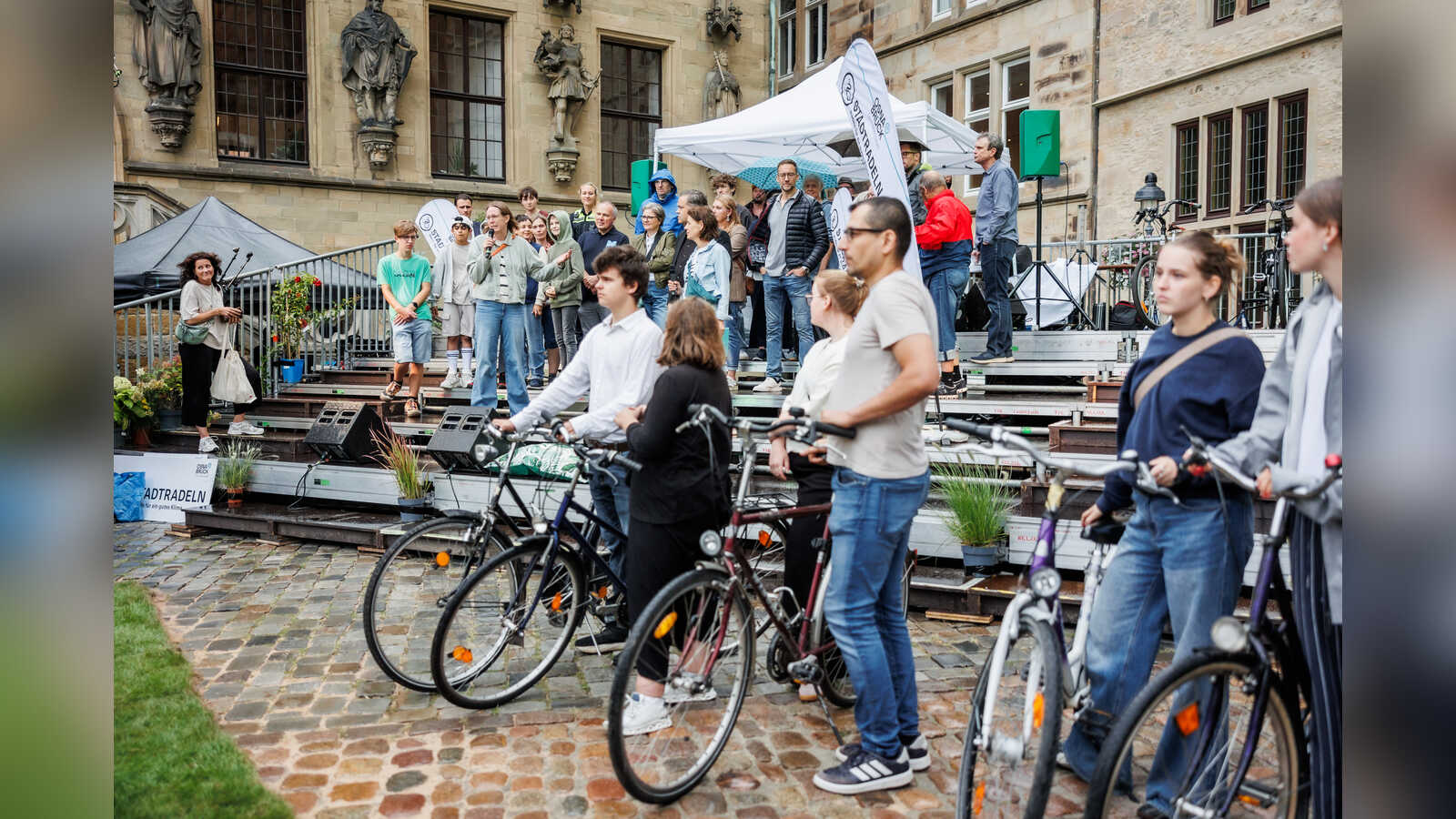 Radfahrende vor der Bühne bei der STADTRADELN-Preisverleihung in Osnabrück