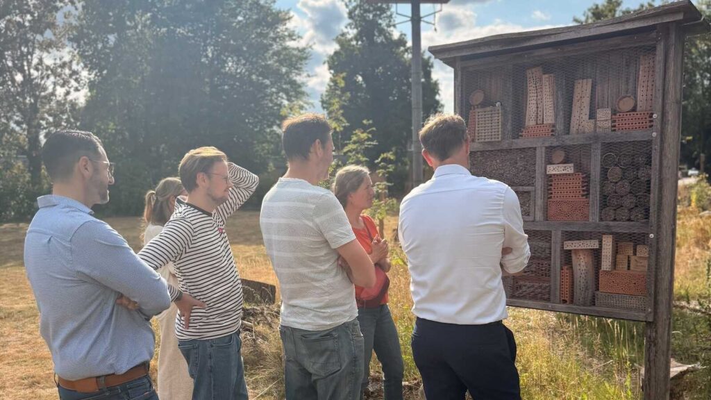 Besuchergruppe bei einer Führung durch den NABU-Naturgarten am Calvinhaus in Lingen
