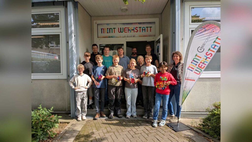 Kinder und Jugendliche bauen im zdi-Schülerlabor im Kreis Coesfeld fahrende Aufräumroboter