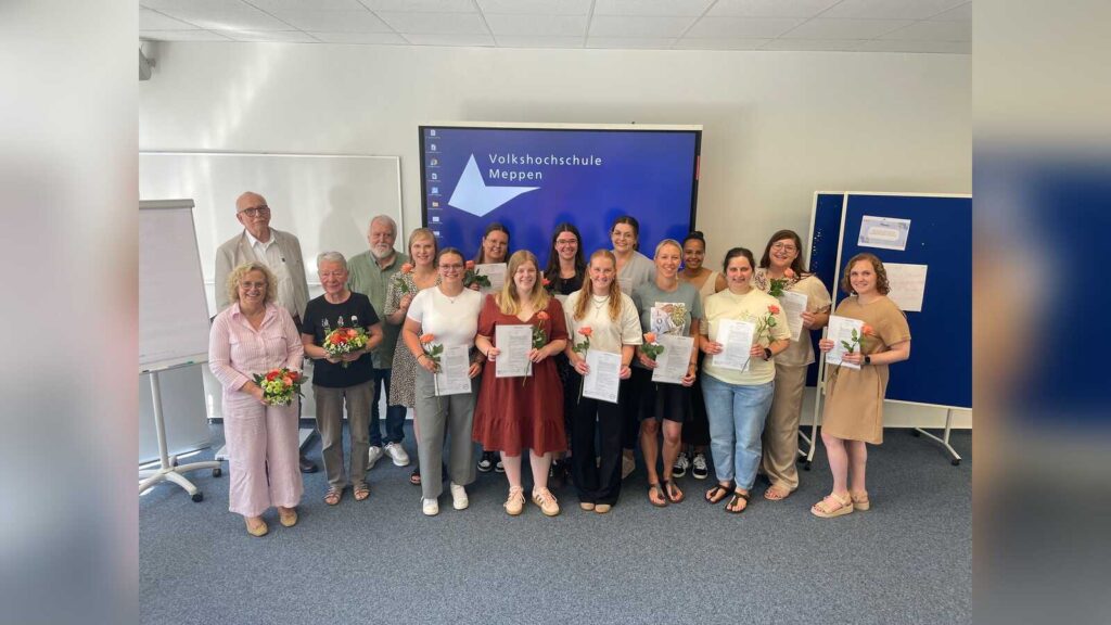 Gruppenbild der Zertifikatsuebergabe zur Weiterbildung Integrative Erziehung und Bildung an der VHS Meppen