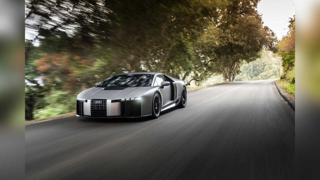 Audi Nuvolari Supersportwagen auf einer Kuestenstrasse in Kalifornien