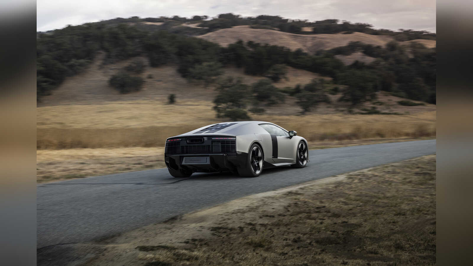 Audi Nuvolari auf einer kurvenreichen Strasse nahe Carmel-By-The-Sea