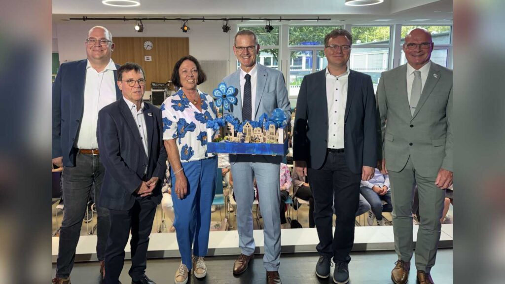 Hubert Wewering und Bürgermeister Jürgen Bernsmann mit Amtskette bei der Verabschiedung
