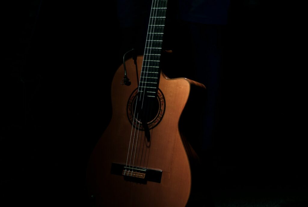 Akustikgitarre bei einem Konzert, Symbolbild