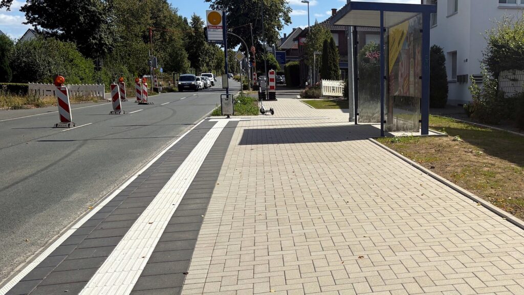 Bereits ausgebaute Seite der Bushaltestelle Olfener Weg an der Lüdinghauser Straße in Dülmen mit erhöhtem Bordstein