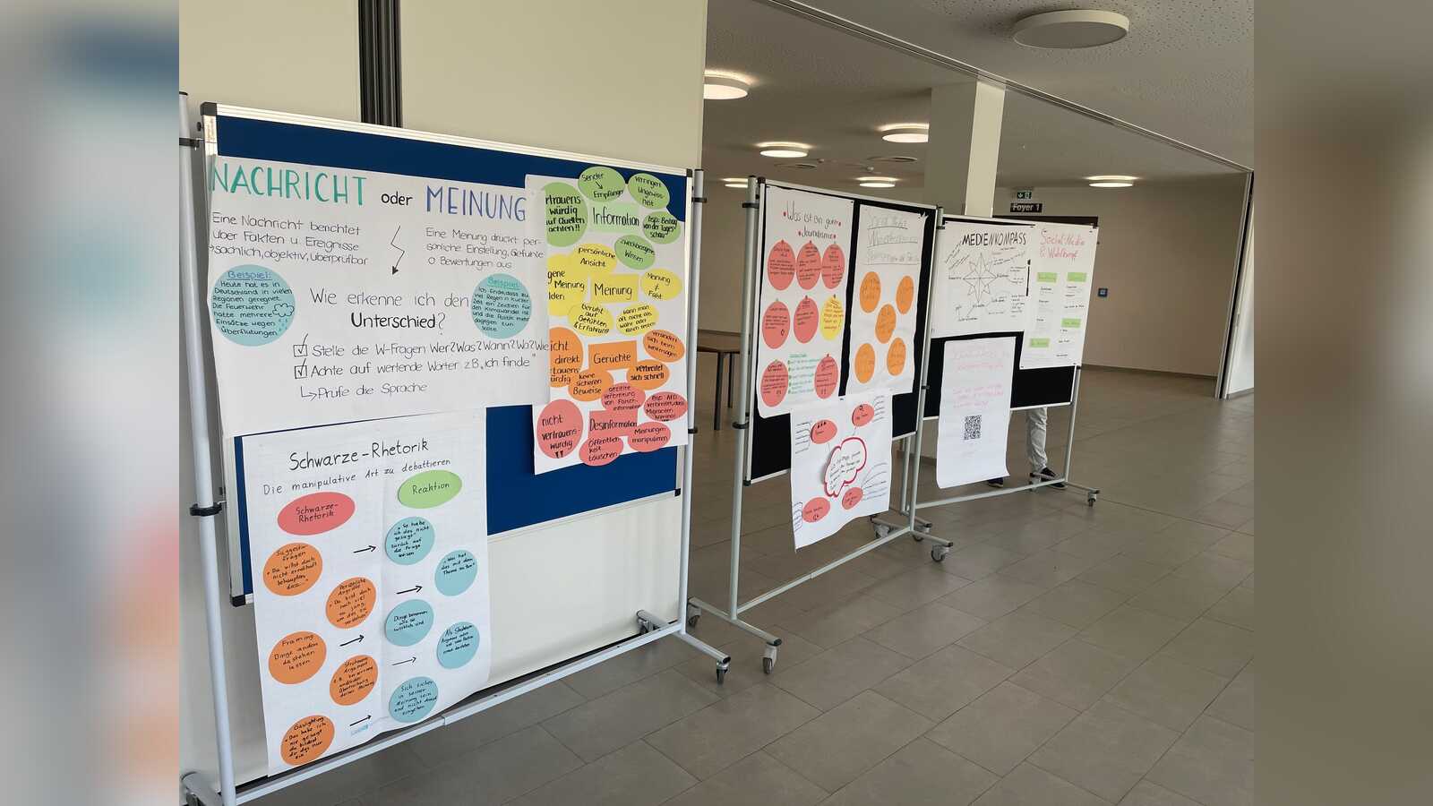 Ausstellungsstücke der Projektwoche Durchblick 2026 in der Aula des Kreisgymnasiums St. Ursula in Haselünne