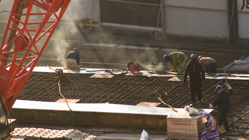 Beschäftigte auf einer Baustelle – Symbolbild für Ausbildungsberufe am Bau