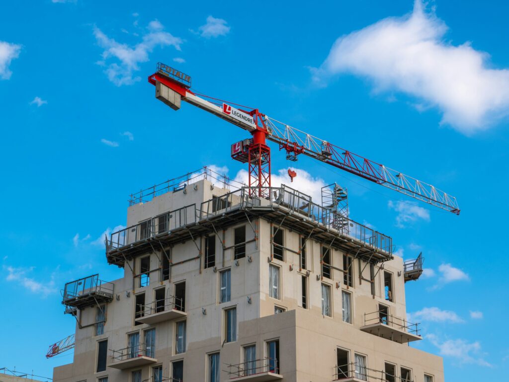 Baustelle mit Kran vor einem Rohbau