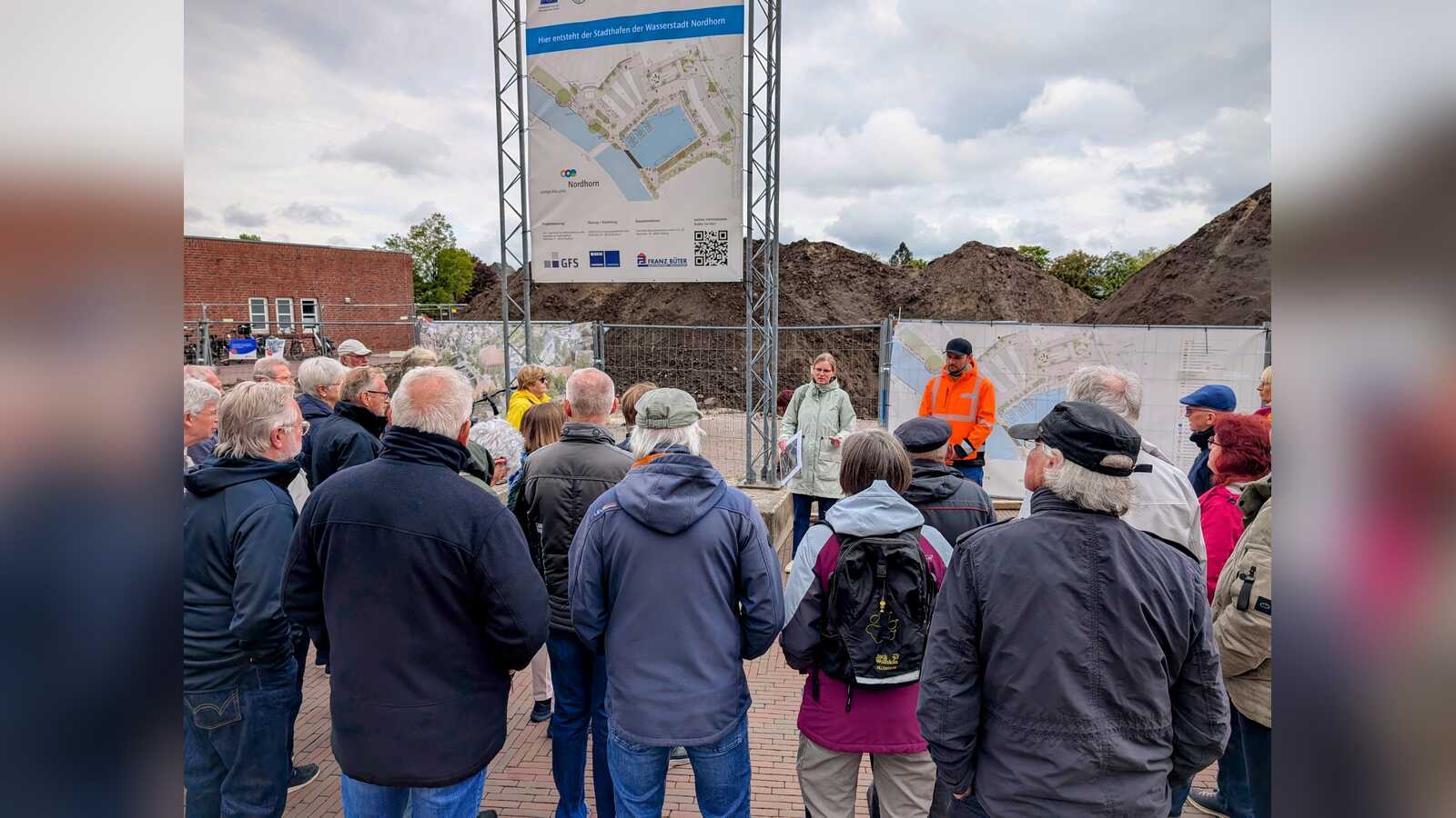 Teilnehmende der ersten Bauzaunbegehung am Stadthafen Nordhorn im Mai