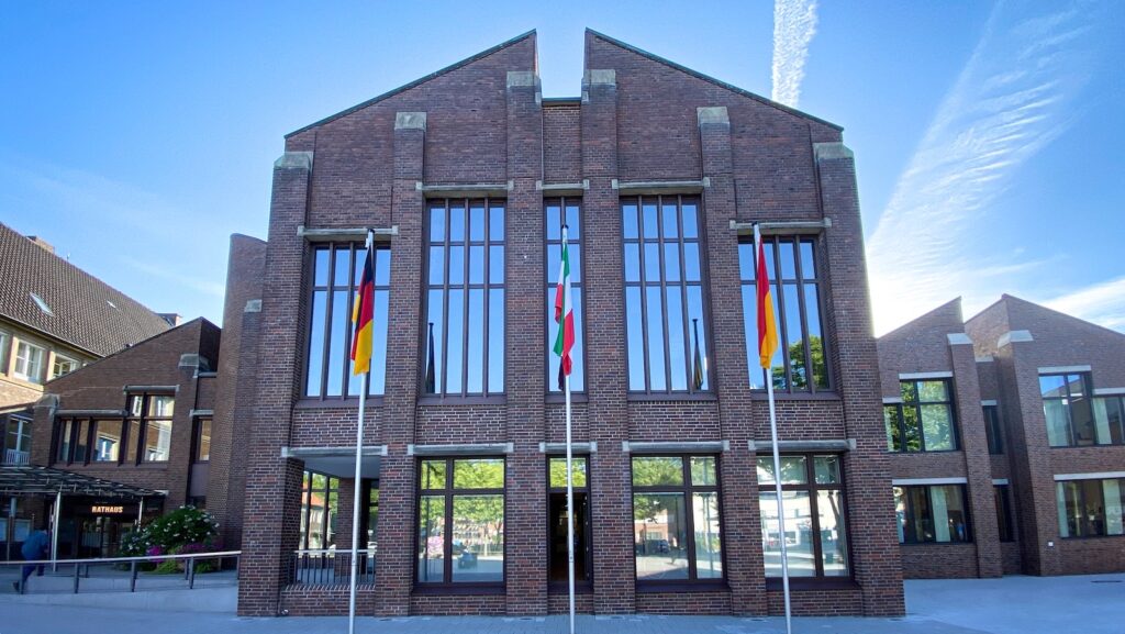 Bundes-, Landes- und Stadtflagge wehen vor dem Ahauser Rathaus