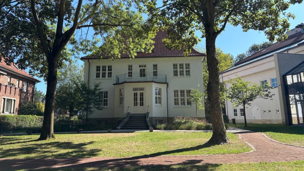Teilnehmende beim Bewegungscafé im Garten hinter der Kulturvilla in Lingen