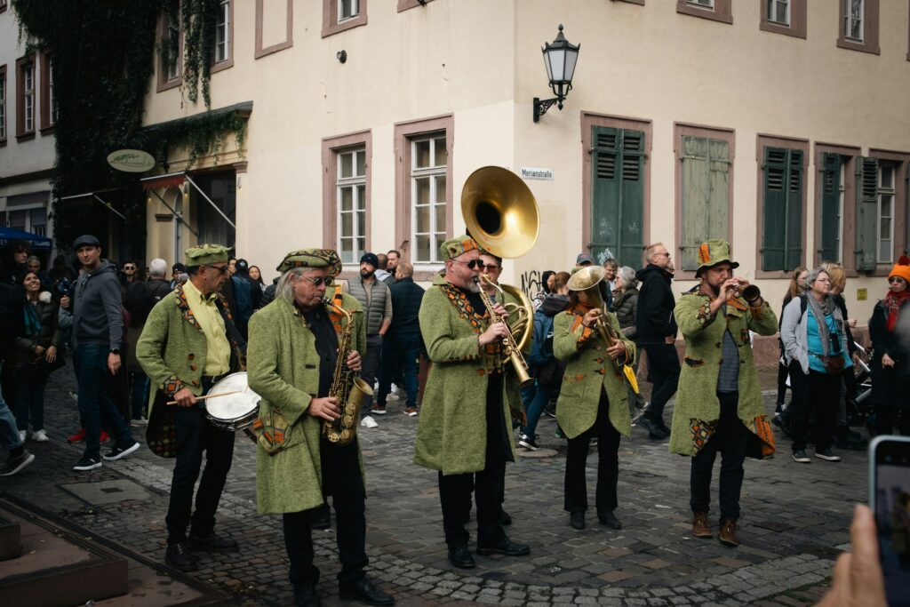 Blaskapelle spielt bei einem Straßenfest, Symbolbild