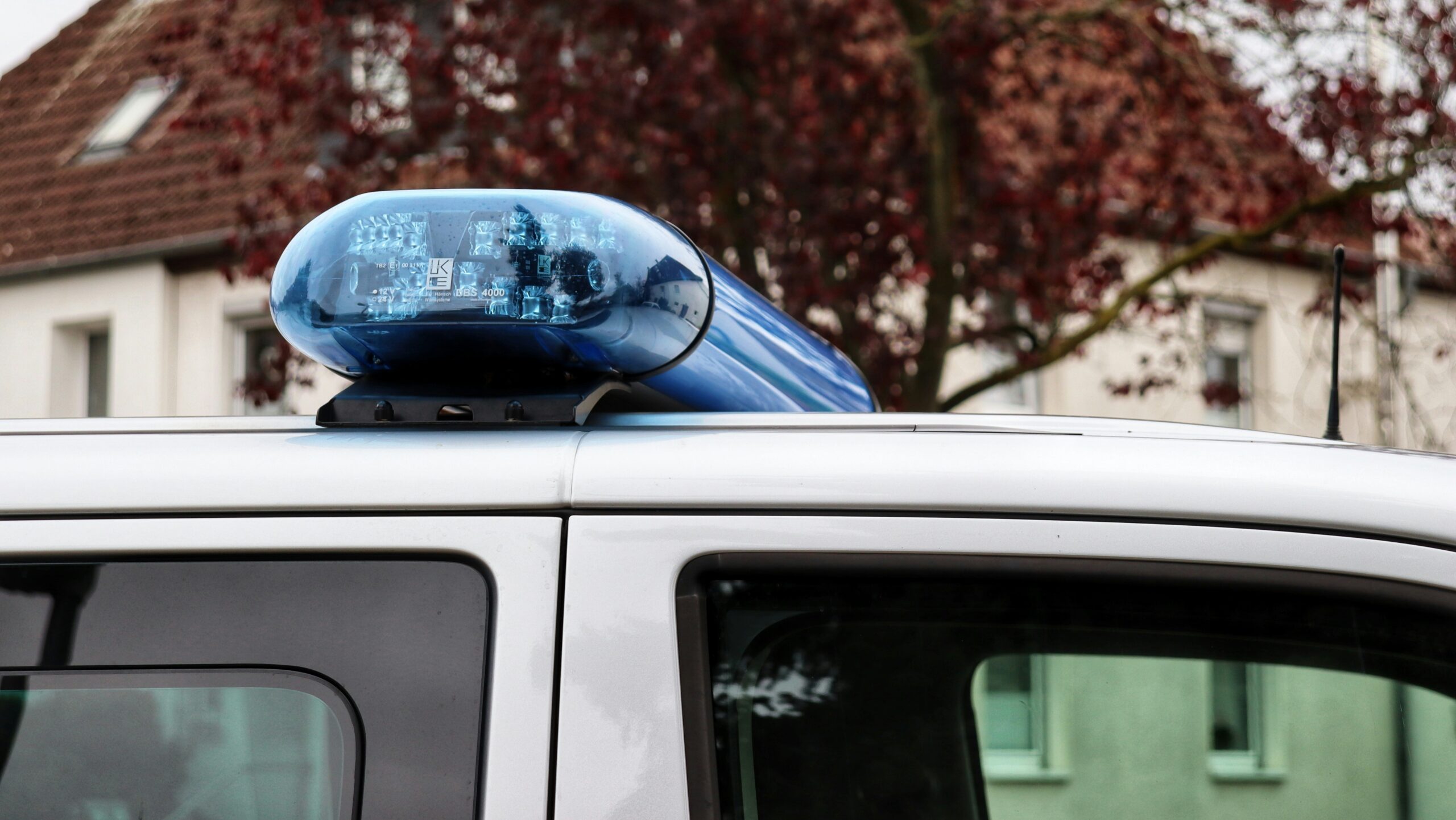 Streifenwagen der Polizei mit eingeschaltetem Blaulicht
