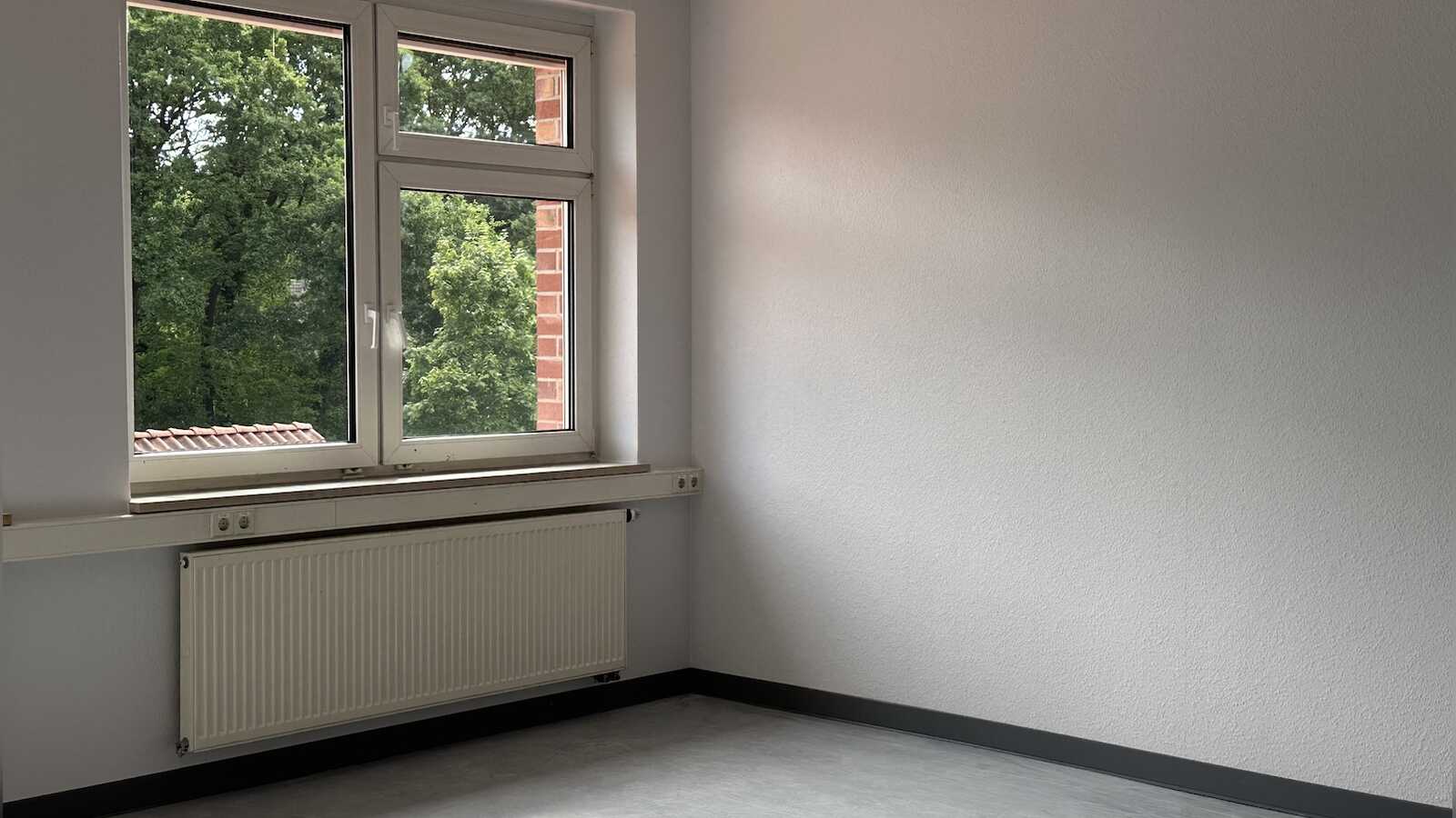 Abgetrennter Raum in der Bonifatiusschule Dalum mit neuer Trennwand und neuem Bodenbelag