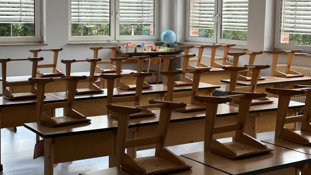 Klassenraum der Bonifatiusschule in Dalum mit hochgestellten Stühlen nach der Erneuerung des Bodenbelags