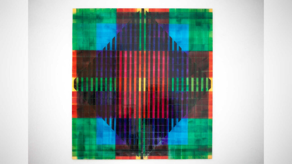 Transparente, farbige Schichtstruktur aus der Ausstellung Photonen von Charlotte Wielage