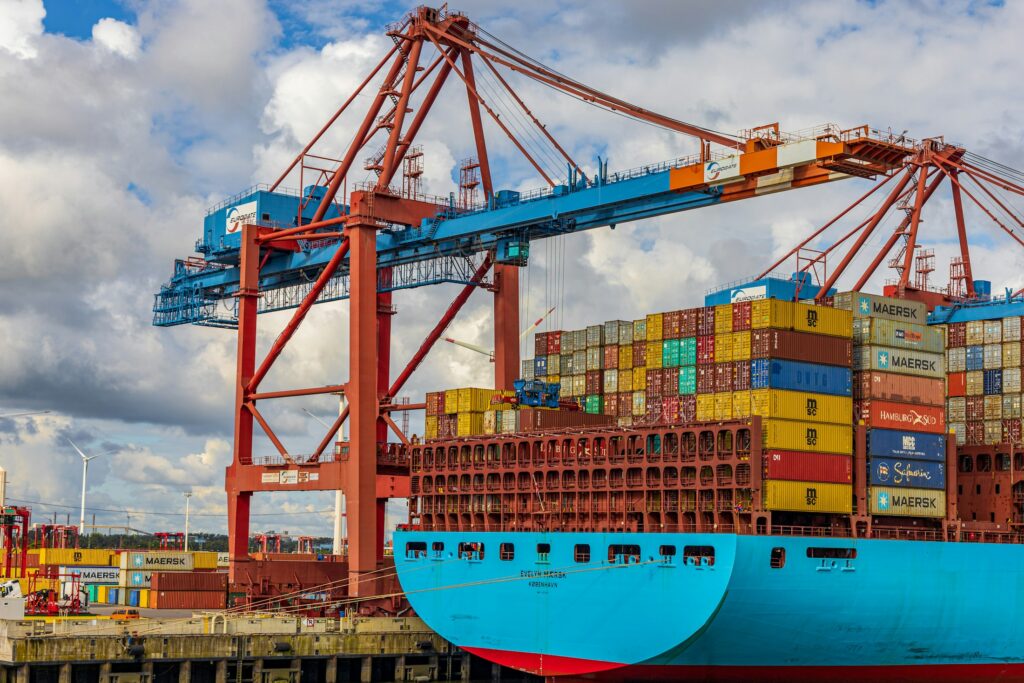 Containerschiff im Hamburger Hafen, Symbolbild für den deutschen Außenhandel