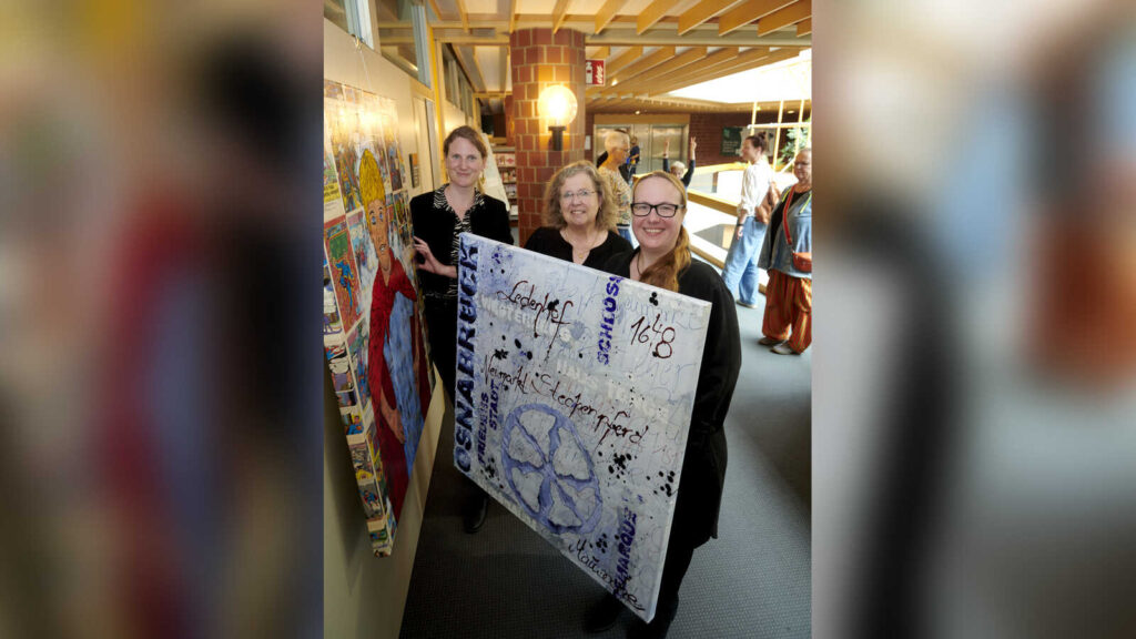 Katharina Pfaff und Monika Altevogt vom Kulturbüro begrüßen Künstlerin Cilly van Berkum bei der Ausstellungseröffnung im Kreishaus Osnabrück