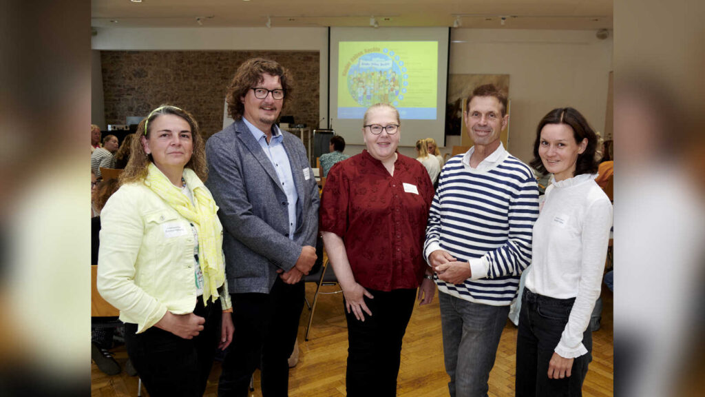 Prof. Jörg Maywald mit Vertreterinnen und Vertretern des Fachdienstes Jugend beim Fachtag in Osnabrück