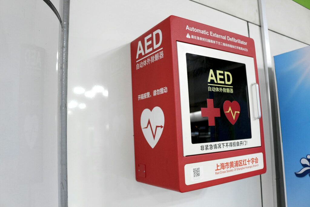 Automatisierter externer Defibrillator in einem Wandkasten als Symbolbild