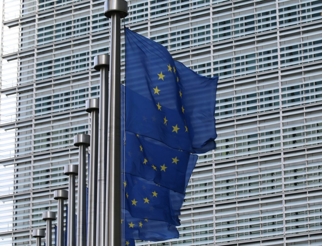 Flaggen der Europäischen Union vor dem Berlaymont-Gebäude der EU-Kommission in Brüssel