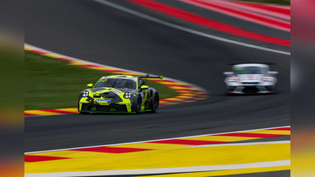 Porsche Rennwagen des Porsche Sports Cup Deutschland auf der Rennstrecke von Spa-Francorchamps