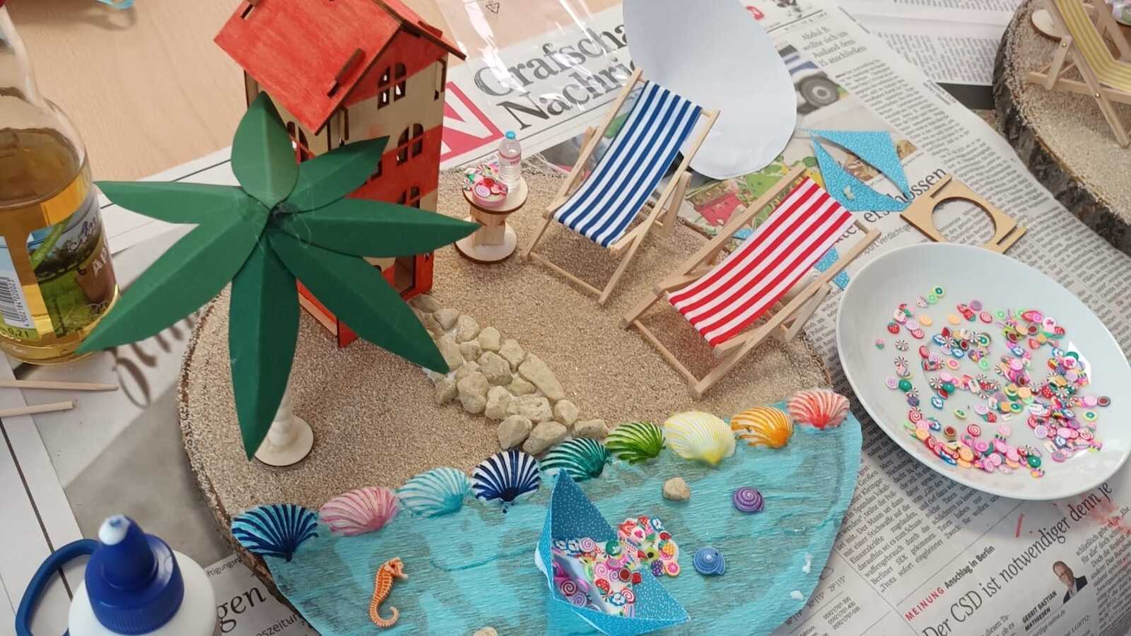 Eine bemalte Baumscheibe mit dekoriertem Strandmotiv