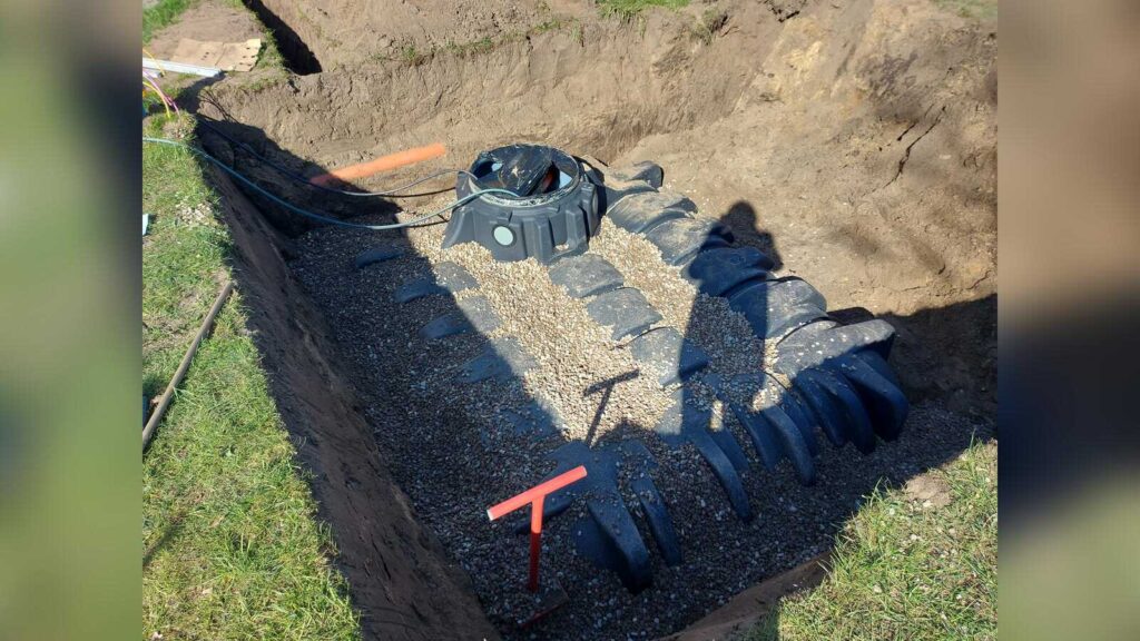 Einbau einer unterirdischen Regenwasserzisterne auf einem Grundstück