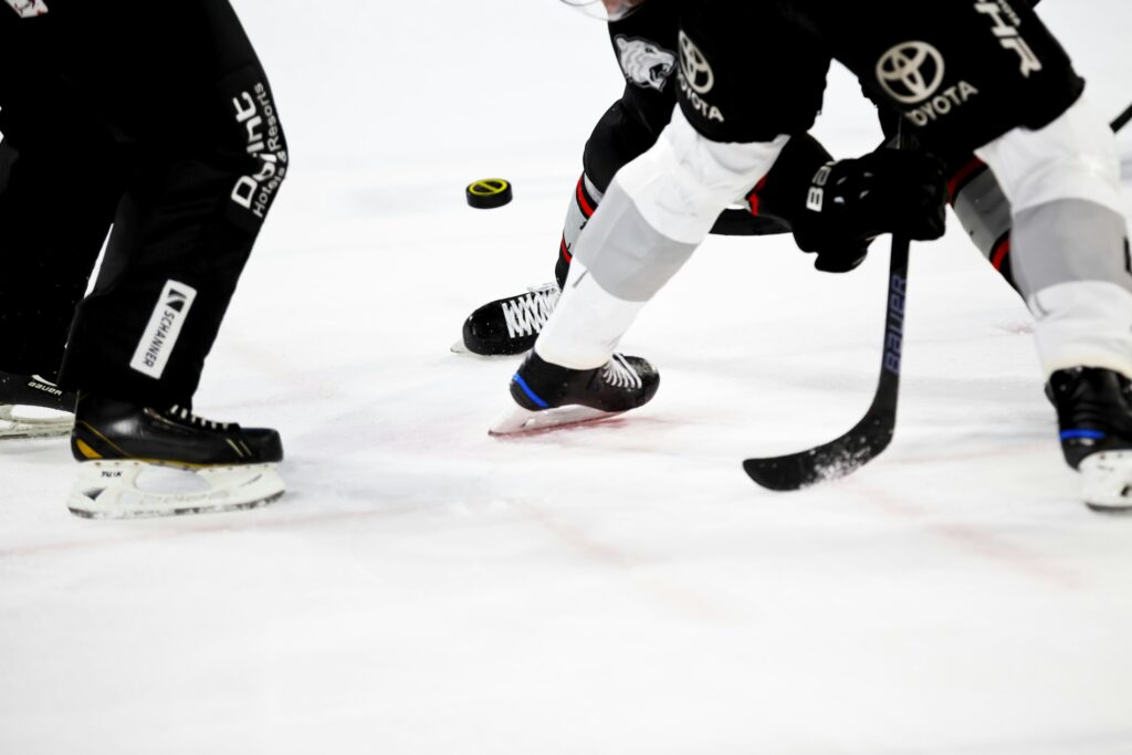 Eishockeyspieler auf dem Eis während eines Spiels