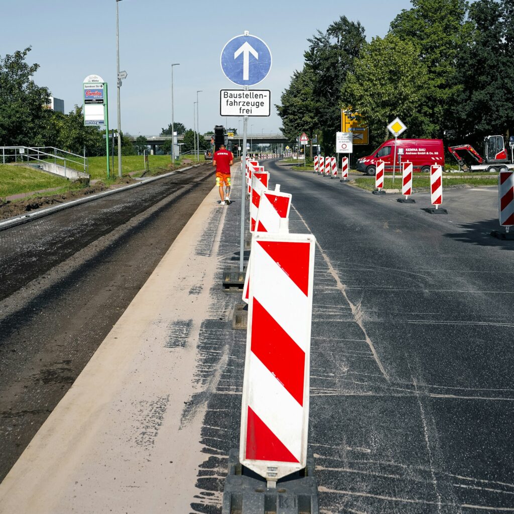 Straßenbaustelle mit rot-weißen Absperrungen
