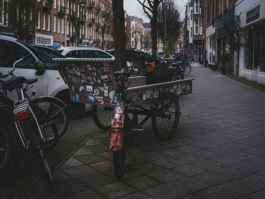 Fahrrad mit Protestaufklebern bei einer Demonstration, Symbolbild