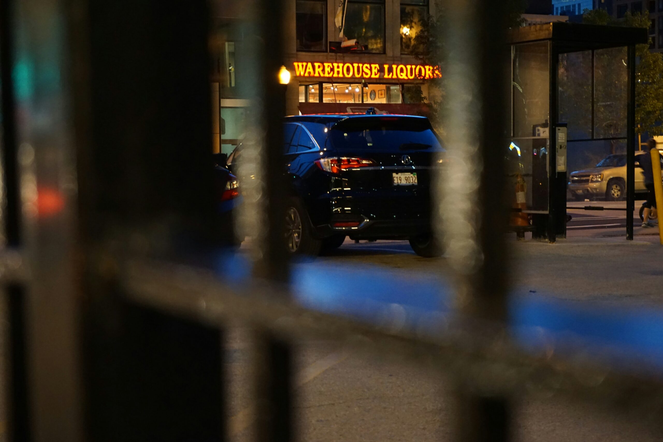 Dunkles Fahrzeug nachts vor einem Gebäude