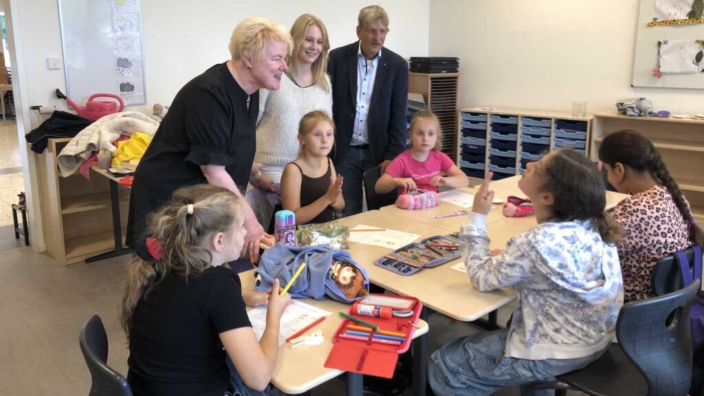 Elke Bücker, Johanna Hoppe und Raimund Gausmann im Gespräch mit Kindern des FerienIntensivTrainings in Rheine