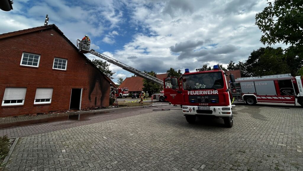Dachstuhlbrand in Rastdorf: Feuerwehr im Einsatz