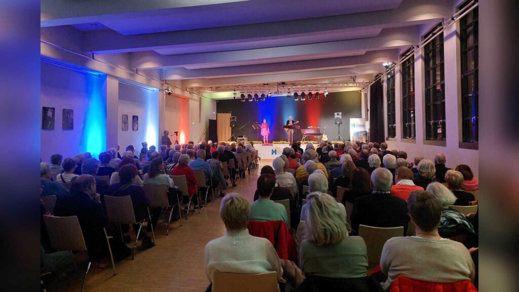 Gut besuchter Saal beim Französischen Abend in Dülmen