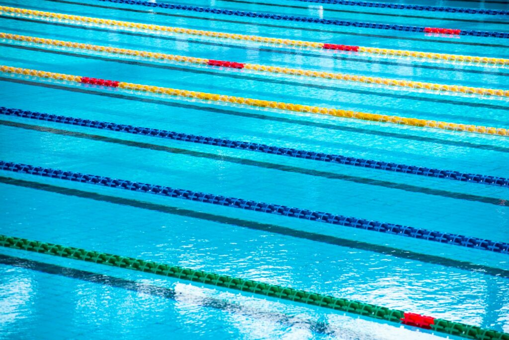 Schwimmbecken im Freibad mit Bahnenmarkierungen