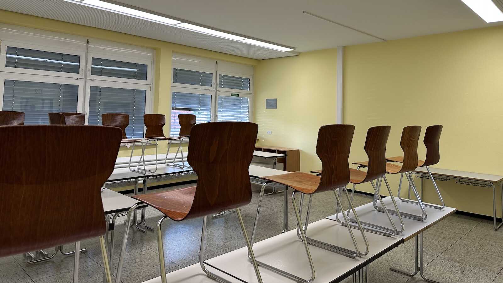 Klassenraum der Geschwister-Scholl-Schule in Dalum mit neuer LED-Deckenbeleuchtung