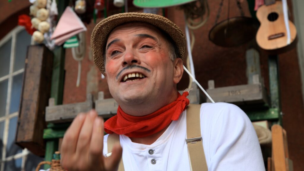 Straßenkünstler Giovanni Gassenhauer mit seiner Marktkarre