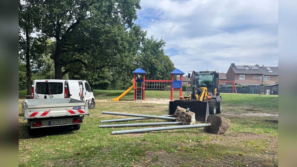 Mitarbeiter des Baubetriebshofs bauen ausgediente Spielgeraete am Spielplatz Gruener Winkel ab