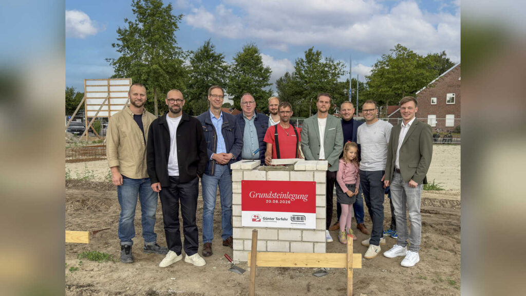 Vertreter von Terfehr Projektentwicklung, EBE-Ingenieurgruppe und Gemeinde Dörpen bei der Grundsteinlegung an der Hauptstraße