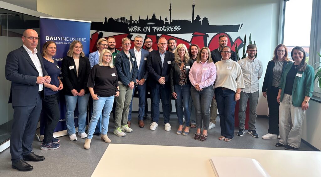 Gruppenfoto zur Unterzeichnung der Bildungspartnerschaften zwischen STRABAG AG und sieben Schulen in Niedersachsen