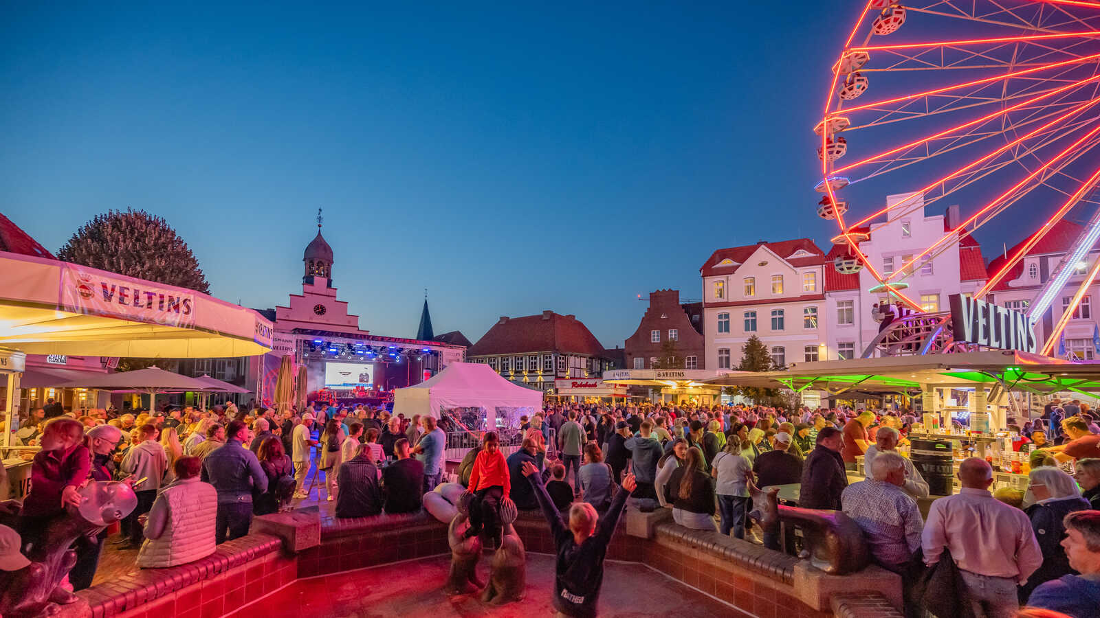 Bühne beim Lingener Altstadtfest am Abend mit Publikum davor