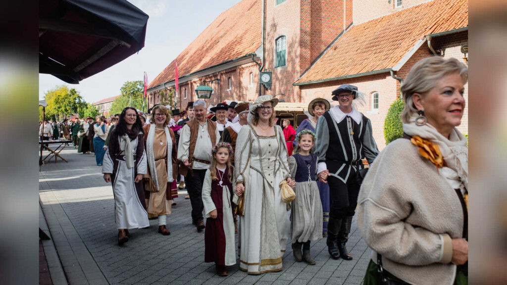 Kostümierte Teilnehmer beim Historischen Korn- und Hansemarkt in Haselünne