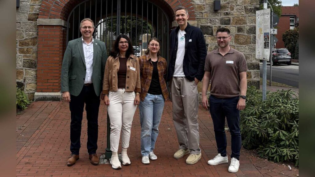 Gruppenbild beim Pflegetisch in Schapen zur neuen Hausarztpraxis