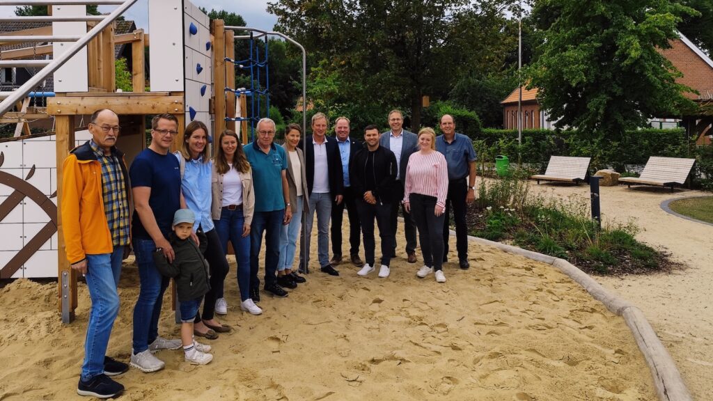 Gruppenfoto von Beteiligten der Dorfentwicklung im neu gestalteten Spielbereich der Lünner Ortsmitte