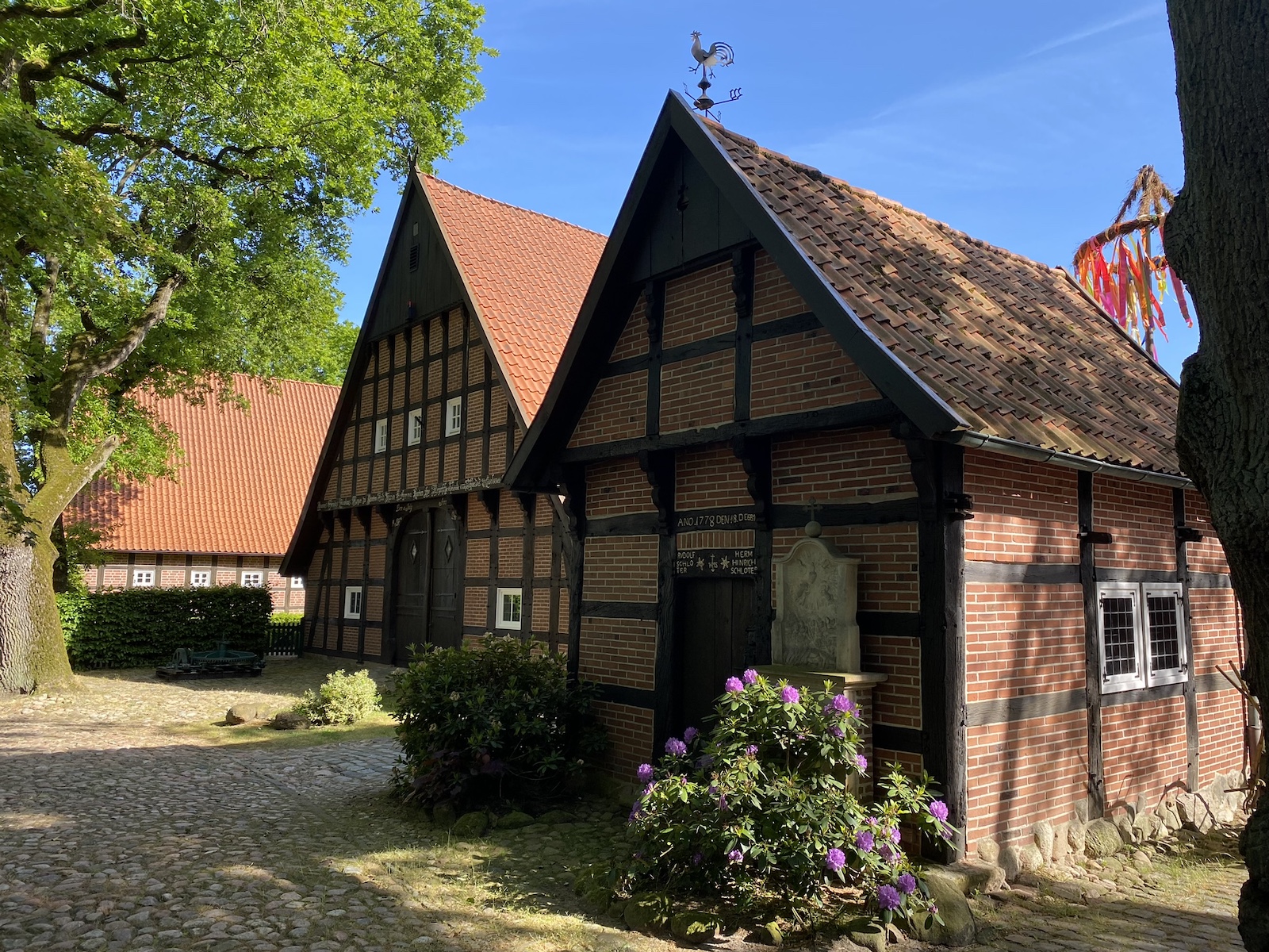 Gebäudeensemble mit Wetterhahn im Freilichtmuseum Haselünne